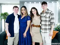 Lilly Hall, Justine Jakobs - Mom Swap