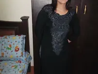 Supah-torrid Indian model in tight jeans posing seductively in super-sexy lace boulder-possessor