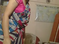 Luxurious Indian wife Padma unveils naturals orbs and armpits on sofa