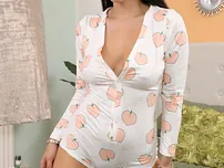 Curvy Teasing Latina Roxy Mendez