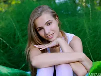 Watch Elle Sunburn get her art on in MetArt!