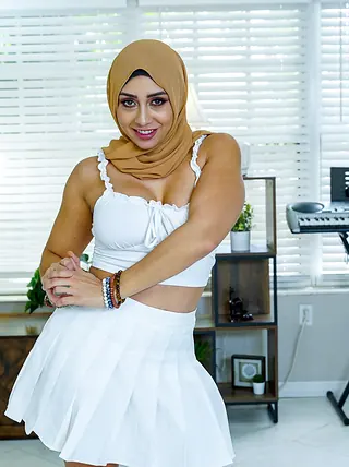 Bodacious Arab Mom Gets Pulverized Through The Hole In Her Underwear pics (Lilly Hall)