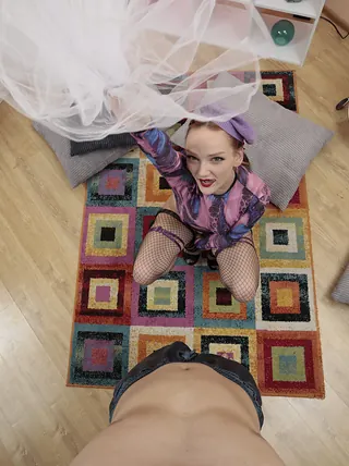Ellis Courtney goes wild on VR with her deepthroat skills