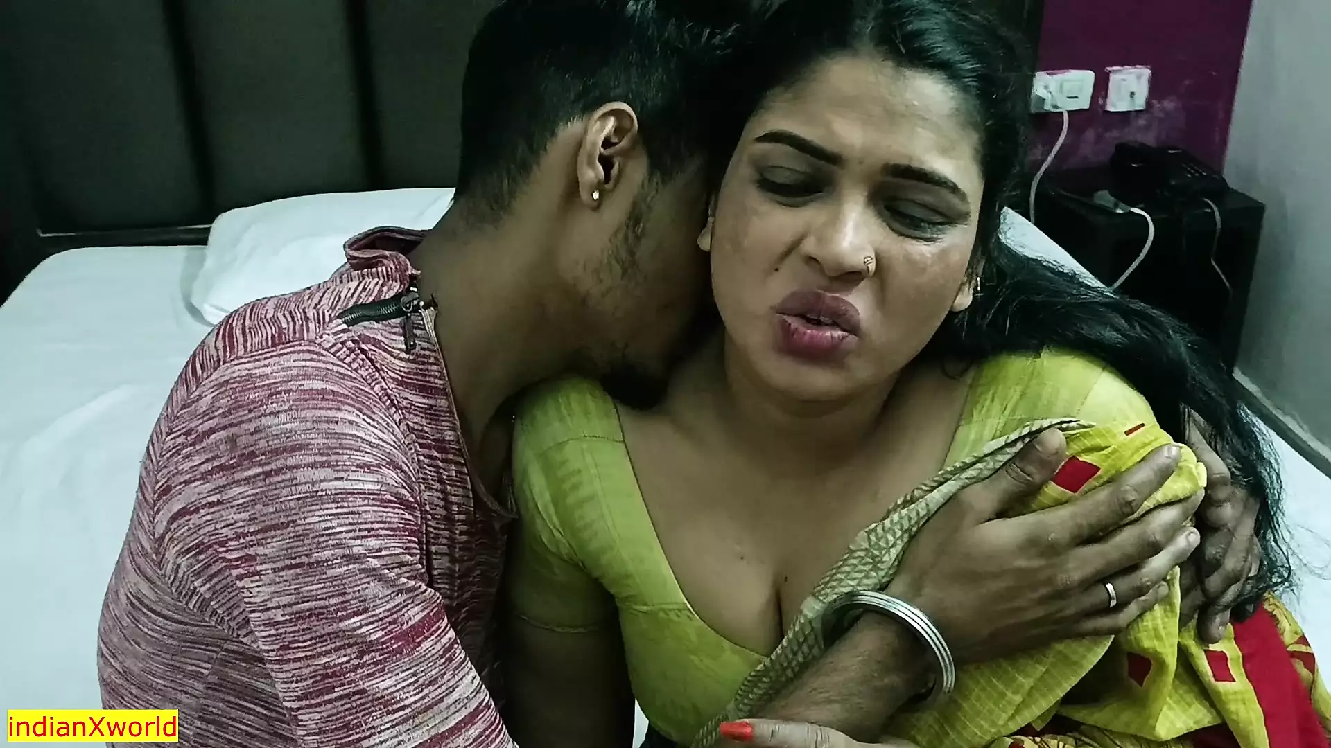 Divorce Bhabhi ko TV mechanic ne accha se Chuda! Bengali Smash-Out -  VideoXXX.sex