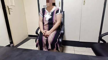 Ultra-kinky Desi aunty lends a helping forearm and pays with her taut cootchie