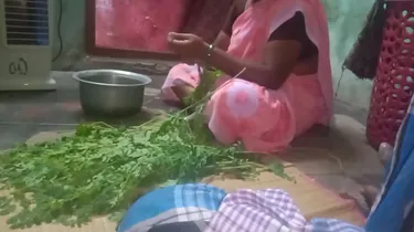 Insane Indian babe thumbs herself while working in the shower