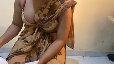 HoneybaeSL's big tits bounce while she teaches how to do it doggy style in exclusive Sinhala